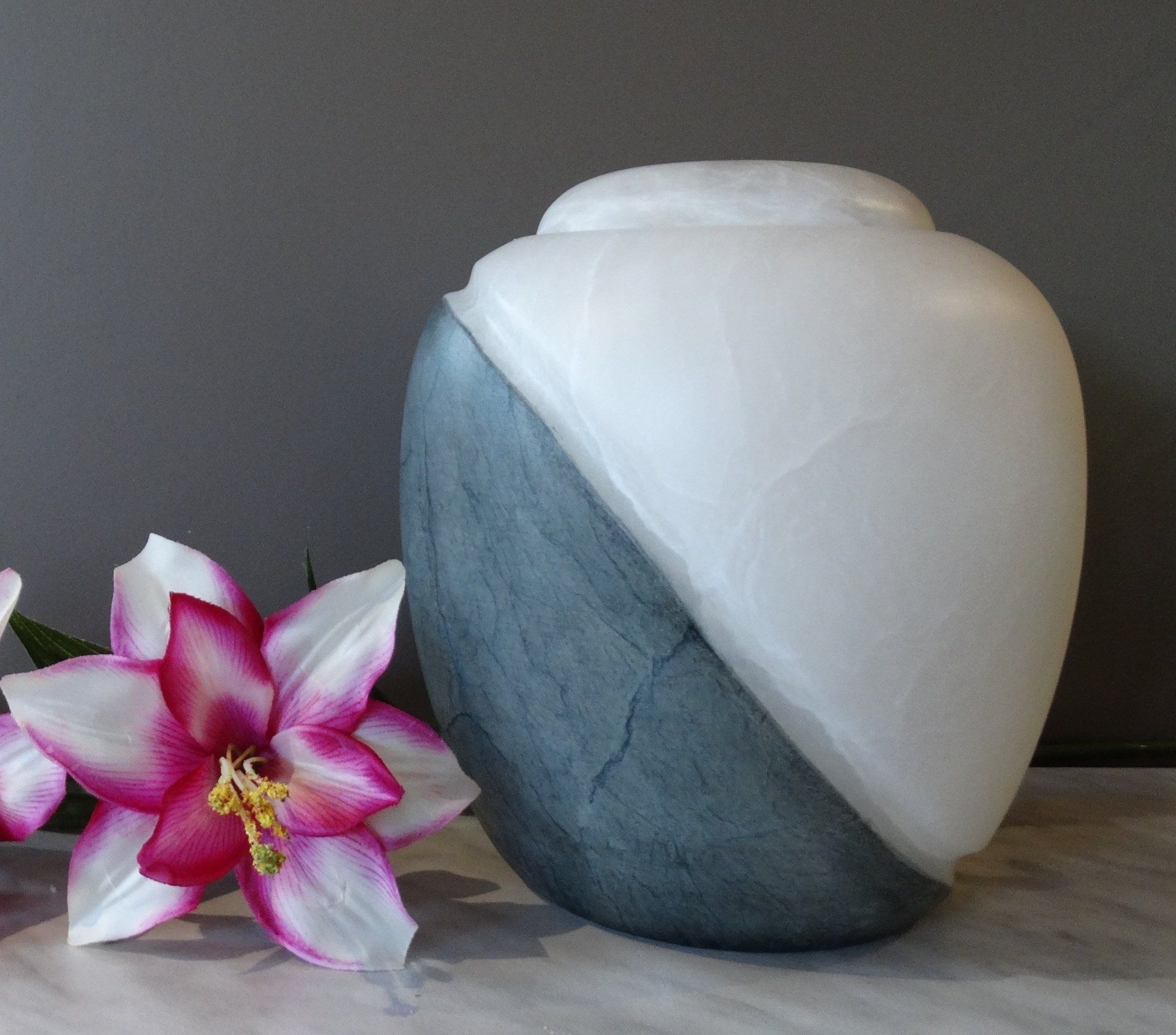 Vase et fleur artificielle