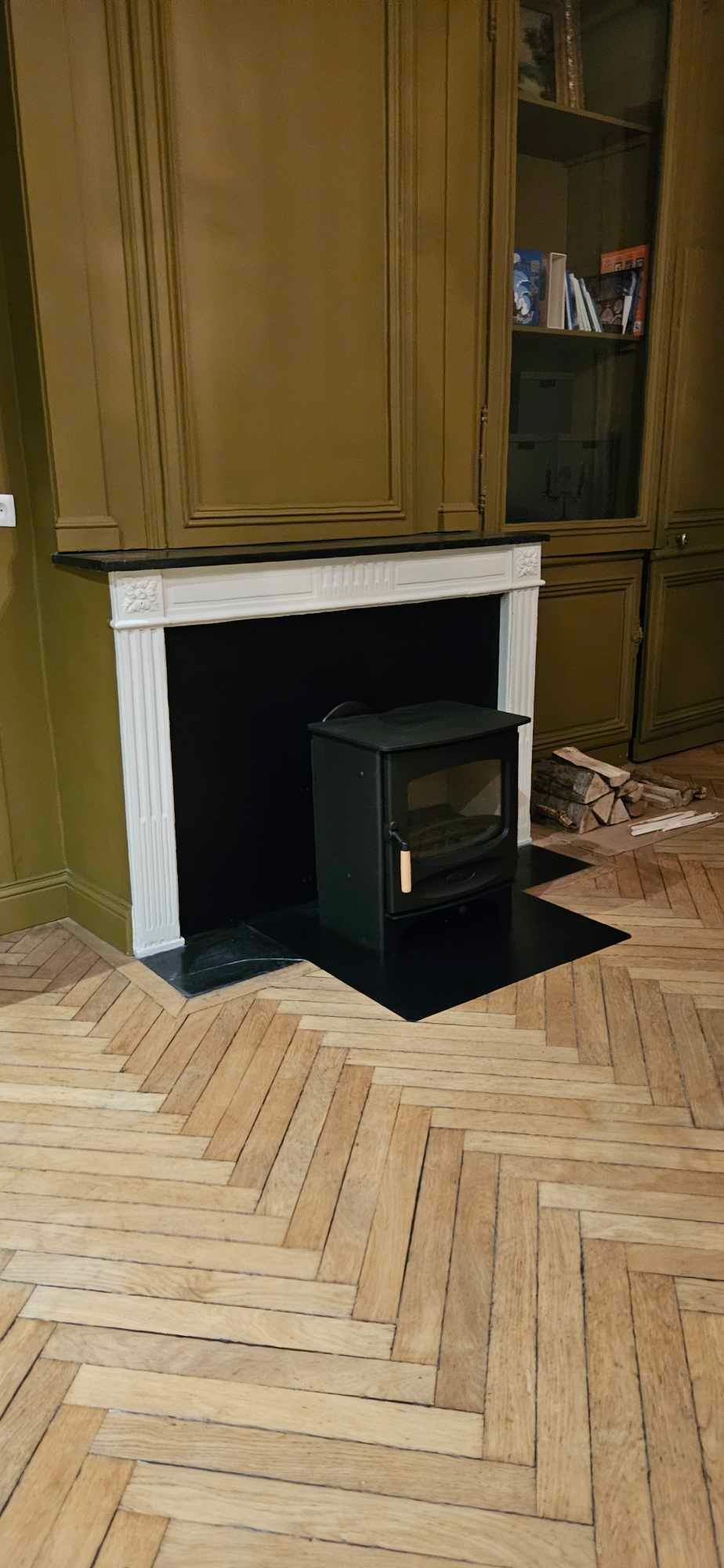 Poêle à bois installé dans une ancienne cheminée