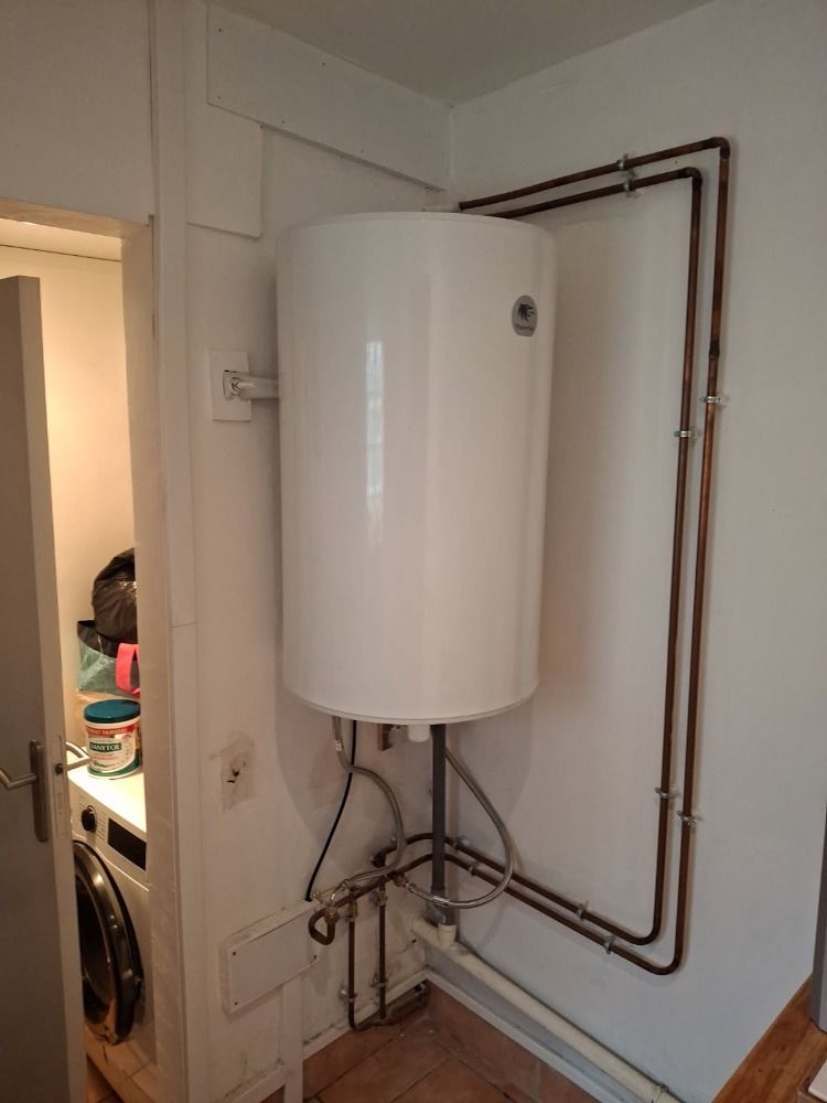 Chauffe-eau circulaire dans un angle