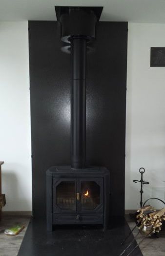 Poêle à bois noir avec tubage noir