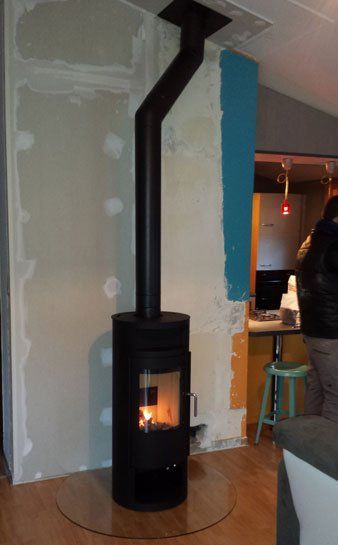 Installation en cours d'un poêle à bois