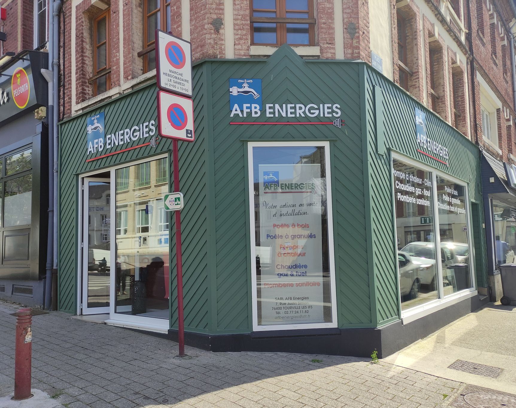 Devanture d'un bâtiment à l'angle d'une rue