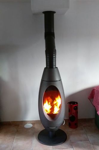 Poêle à bois noir en fonte avec flammes apparentes