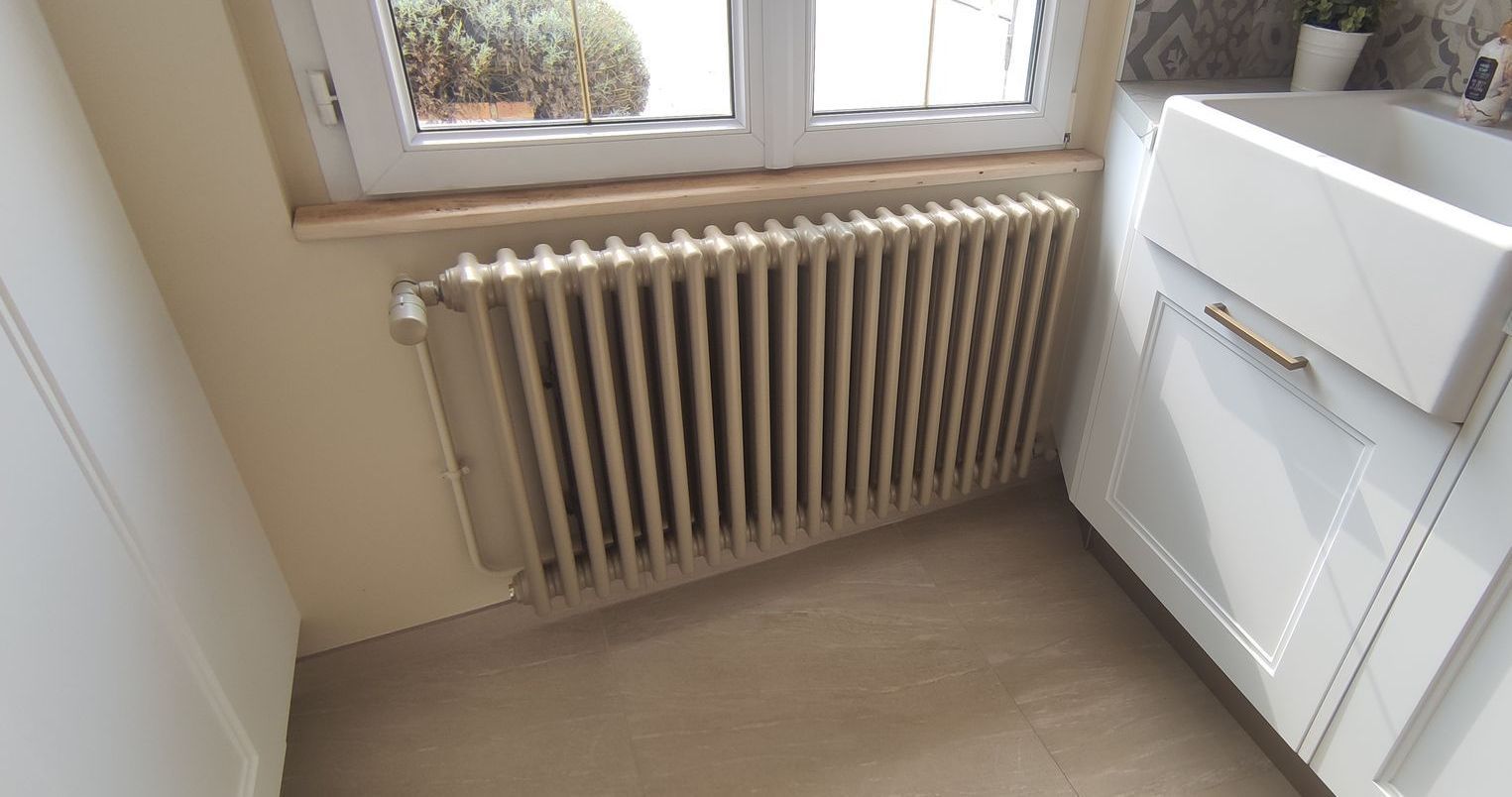 Un radiateur blanc avec une main au-dessus