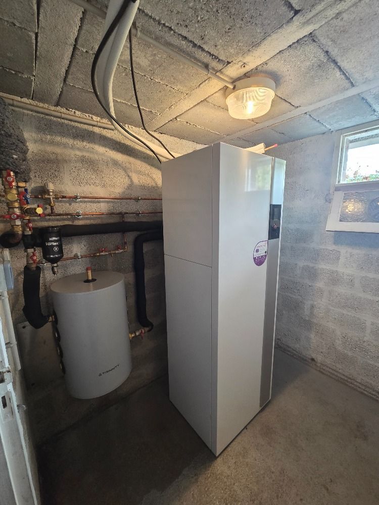 Un radiateur blanc avec une main au-dessus