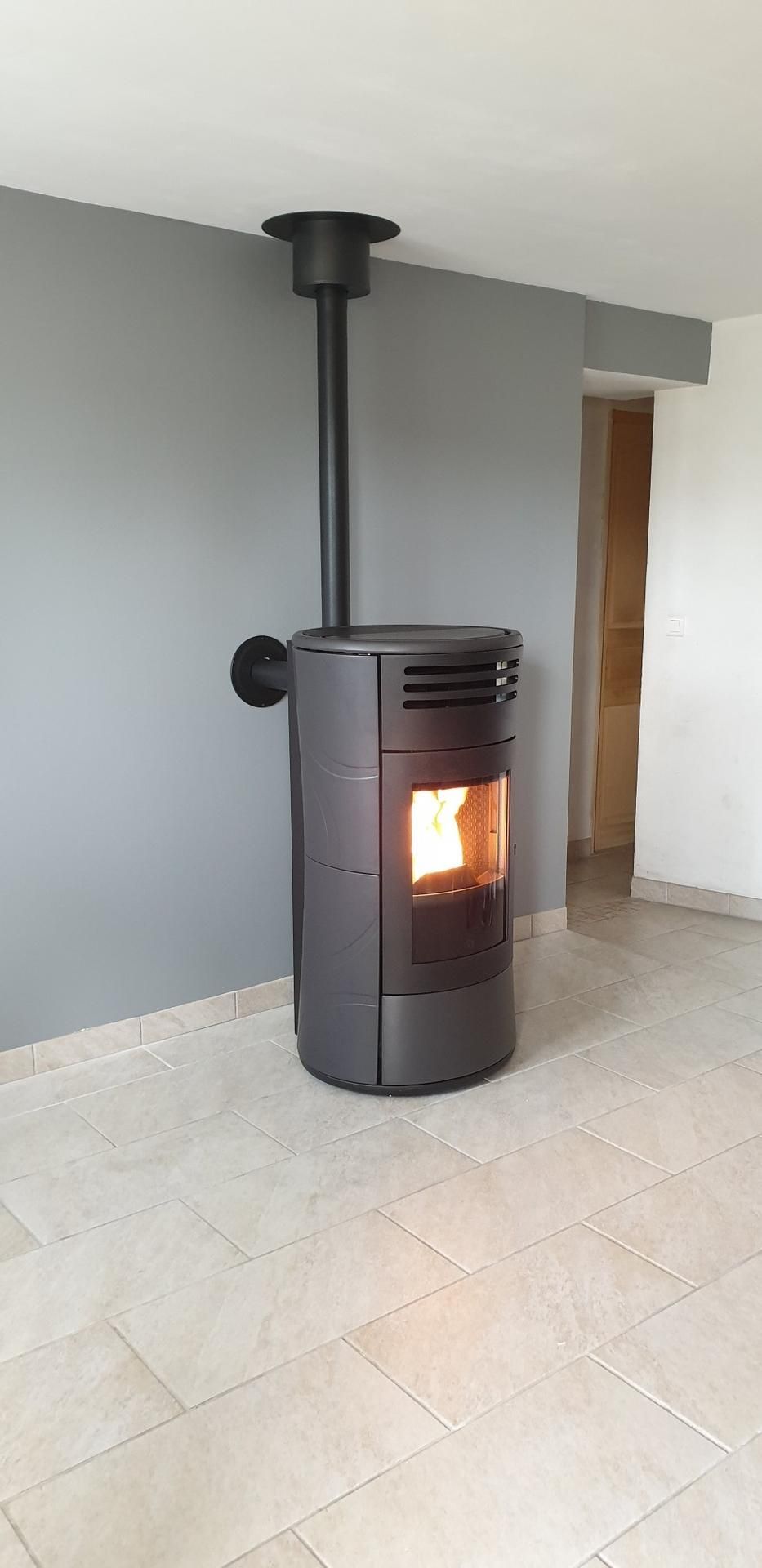 Poêle à granulés noir en fonctionnement