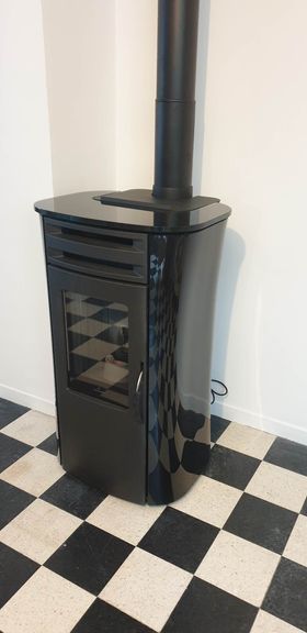 Poêle à granulés en cours d'installation