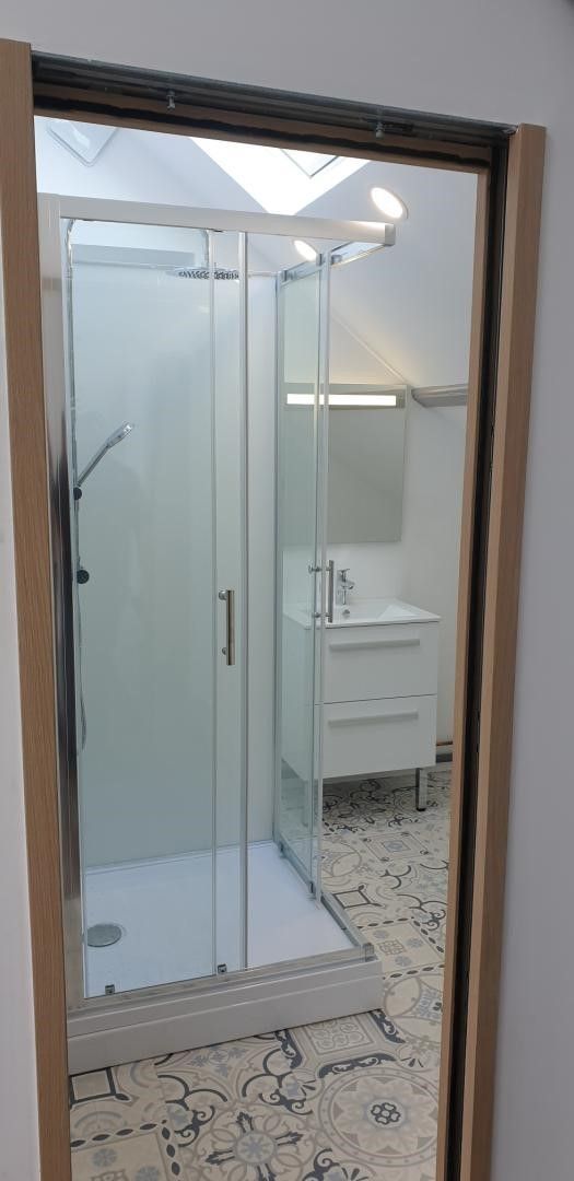 Douche avec portes coulissantes
