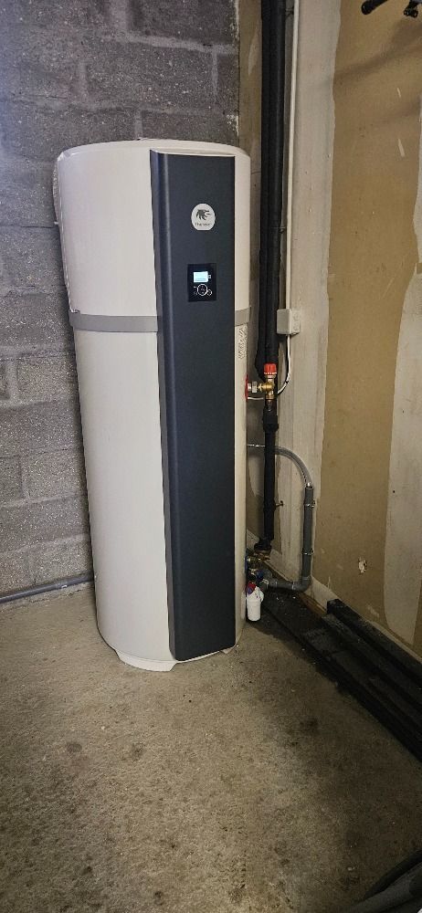 Chauffe-eau avec bande noire dans un garage