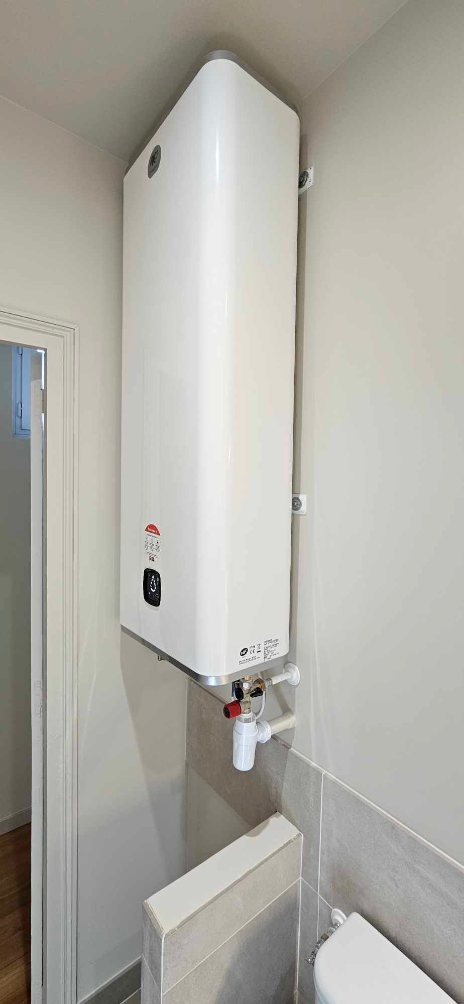 Chauffe-eau rectangulaire blanc