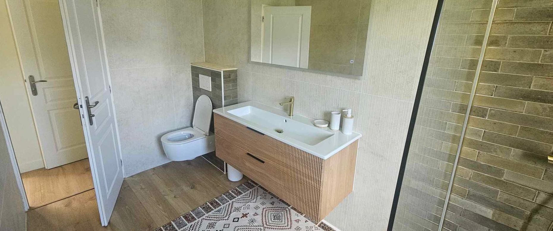 Jolie salle de bains avec une baignoire à droite