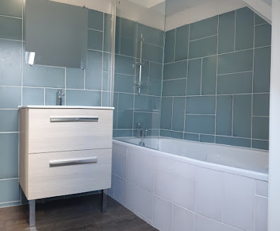 Jolie salle de bains avec une baignoire à droite