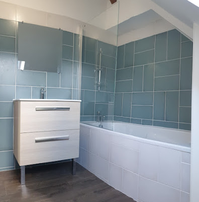 Jolie salle de bains avec une baignoire à droite