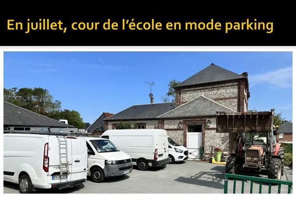 Véhicules de l'entreprise garés sur le parking d'une écolé