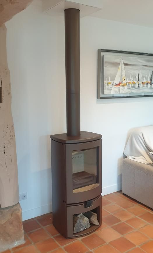 Poêle à bois installé dans un salon