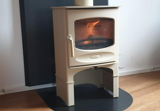 Poêle à bois blanc sur parquet