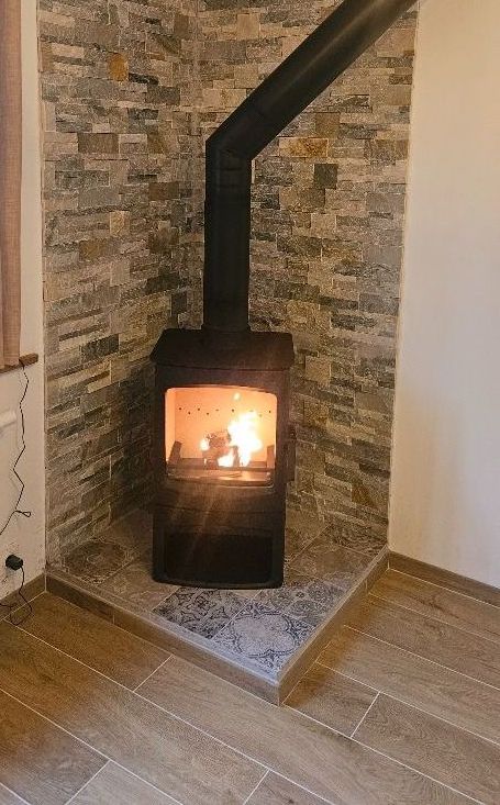 Poêle à bois Charnwood  Aire 5 sur bûcher