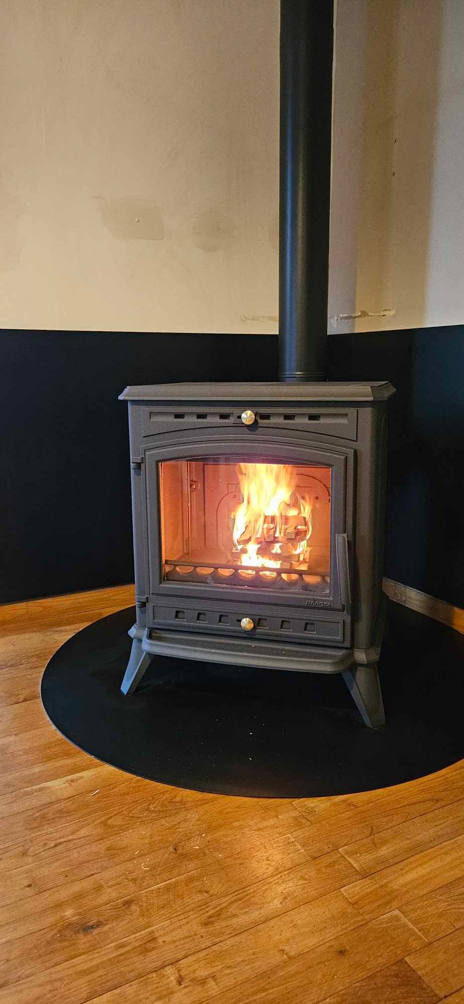 Poêle à bois en fonctionnement avec flammes apparentes