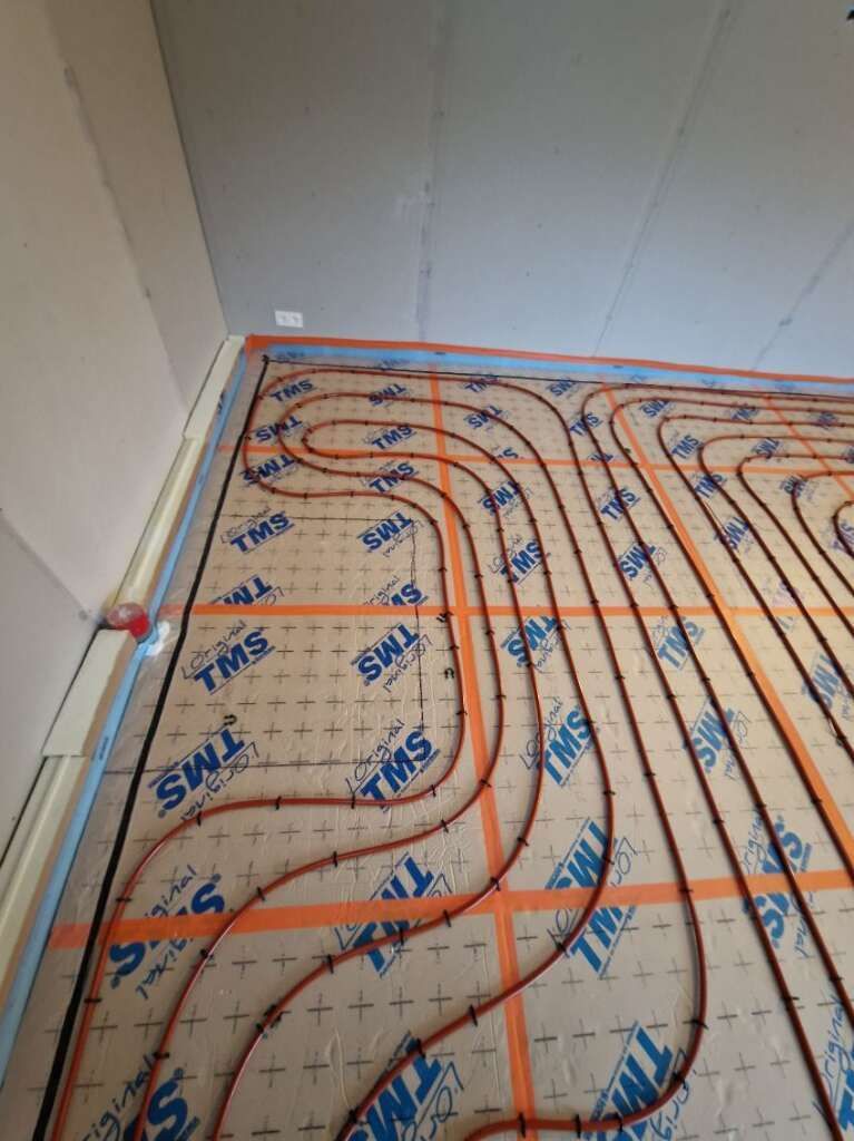 Un sol avec beaucoup de fils dessus.