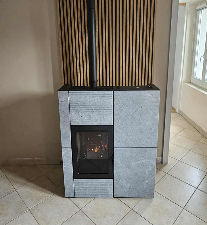 Un radiateur blanc avec une main au-dessus