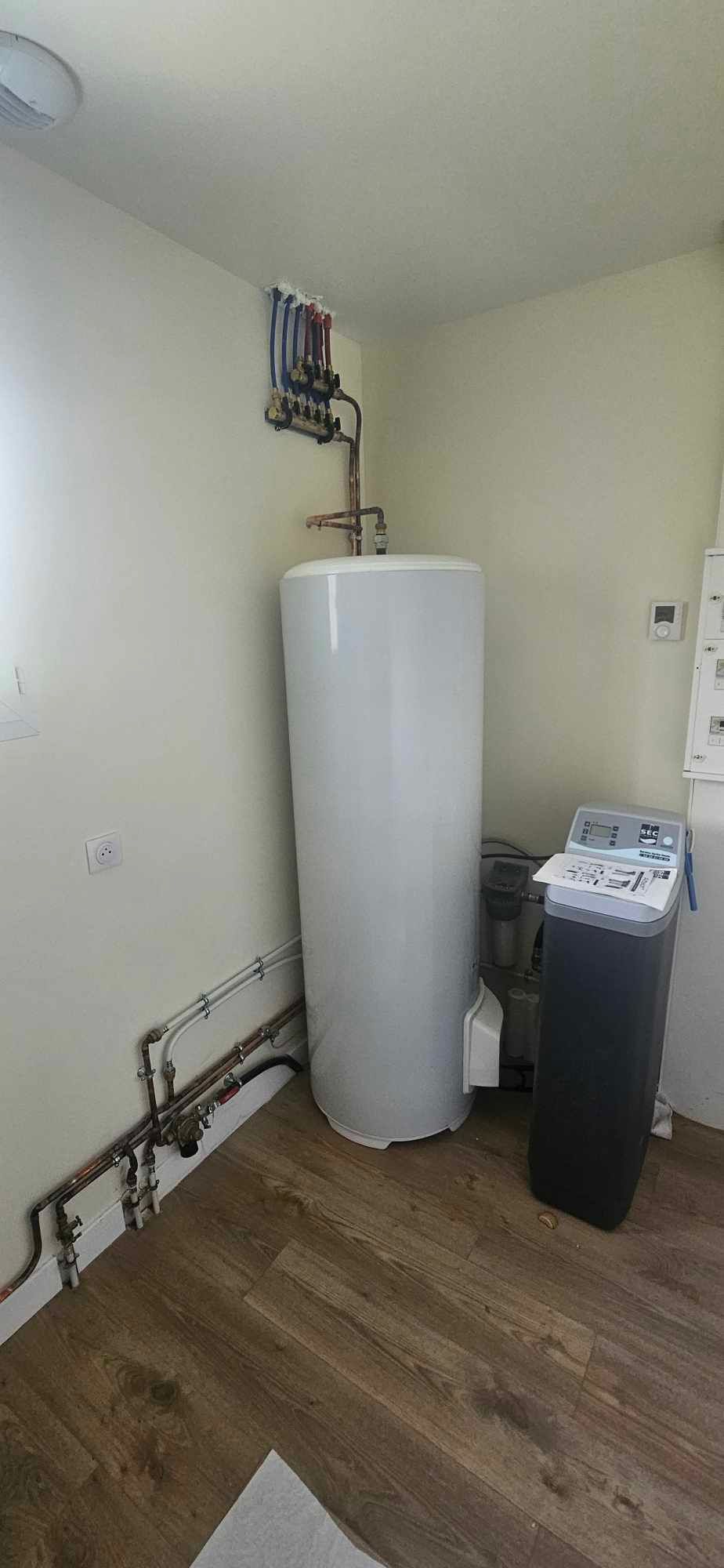 Chauffe-eau à coté d'un adoucisseur