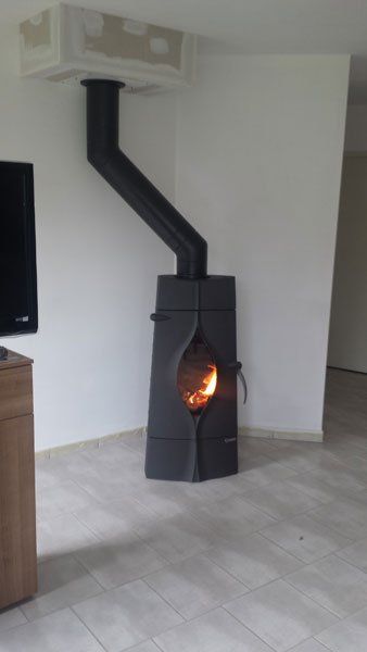 Poêle à bois noir design avec tubage coudé