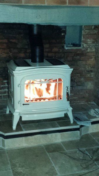 Poêle à bois en métal blanc