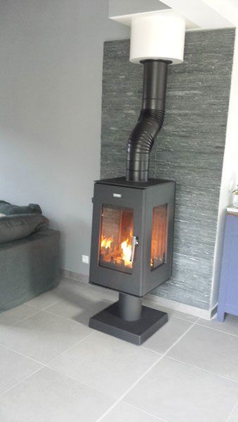 Poêle à bois cubique en fonctionnement