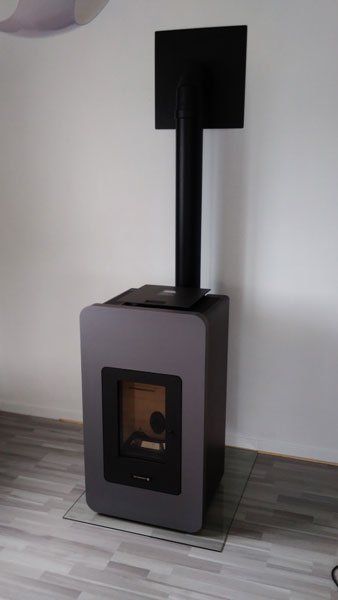 Poêle à granulés en métal gris sombre