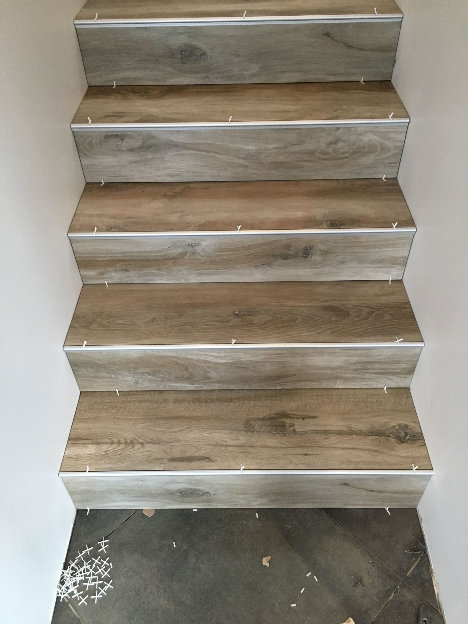 Pose de carrelage dans des escaliers