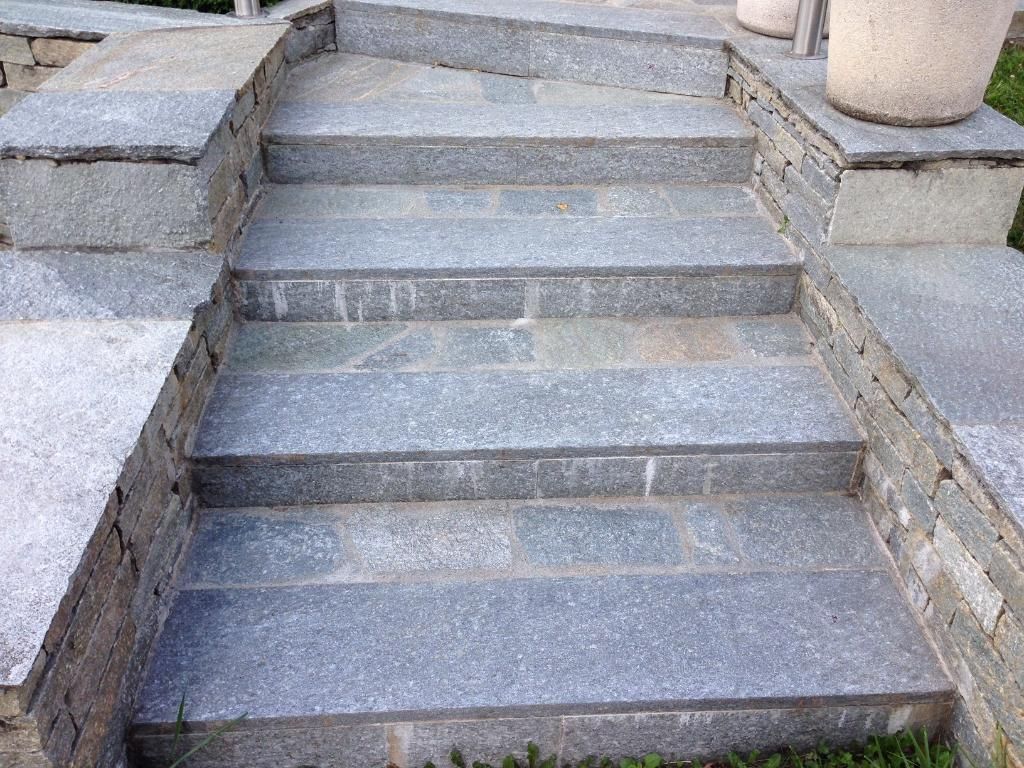 Escalier en pierre bleu