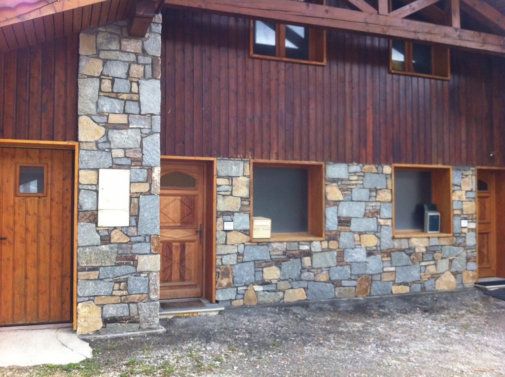 Façade d'une maison en pierre et en bois