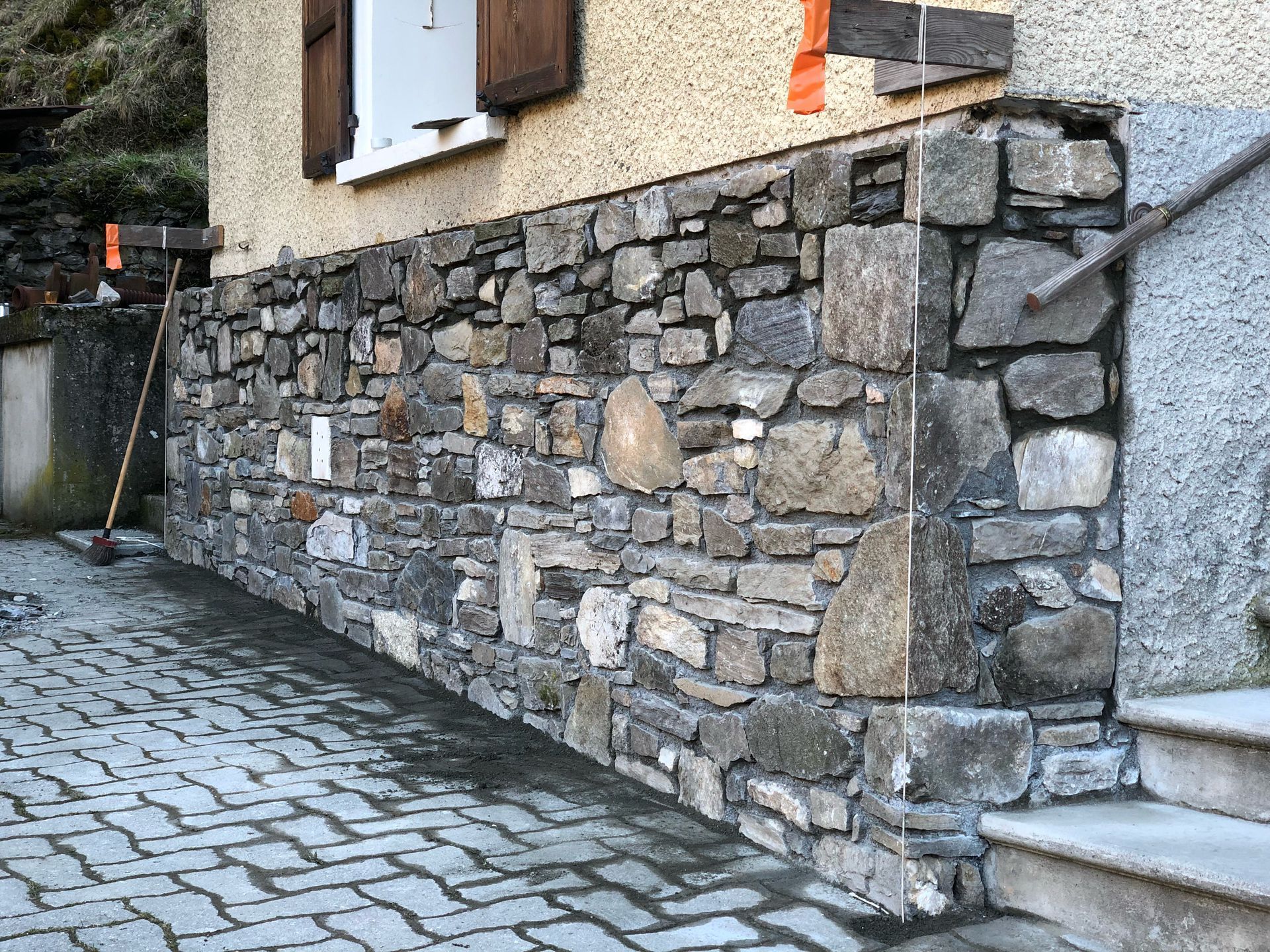 Moitié de mur d'une maison en pierre
