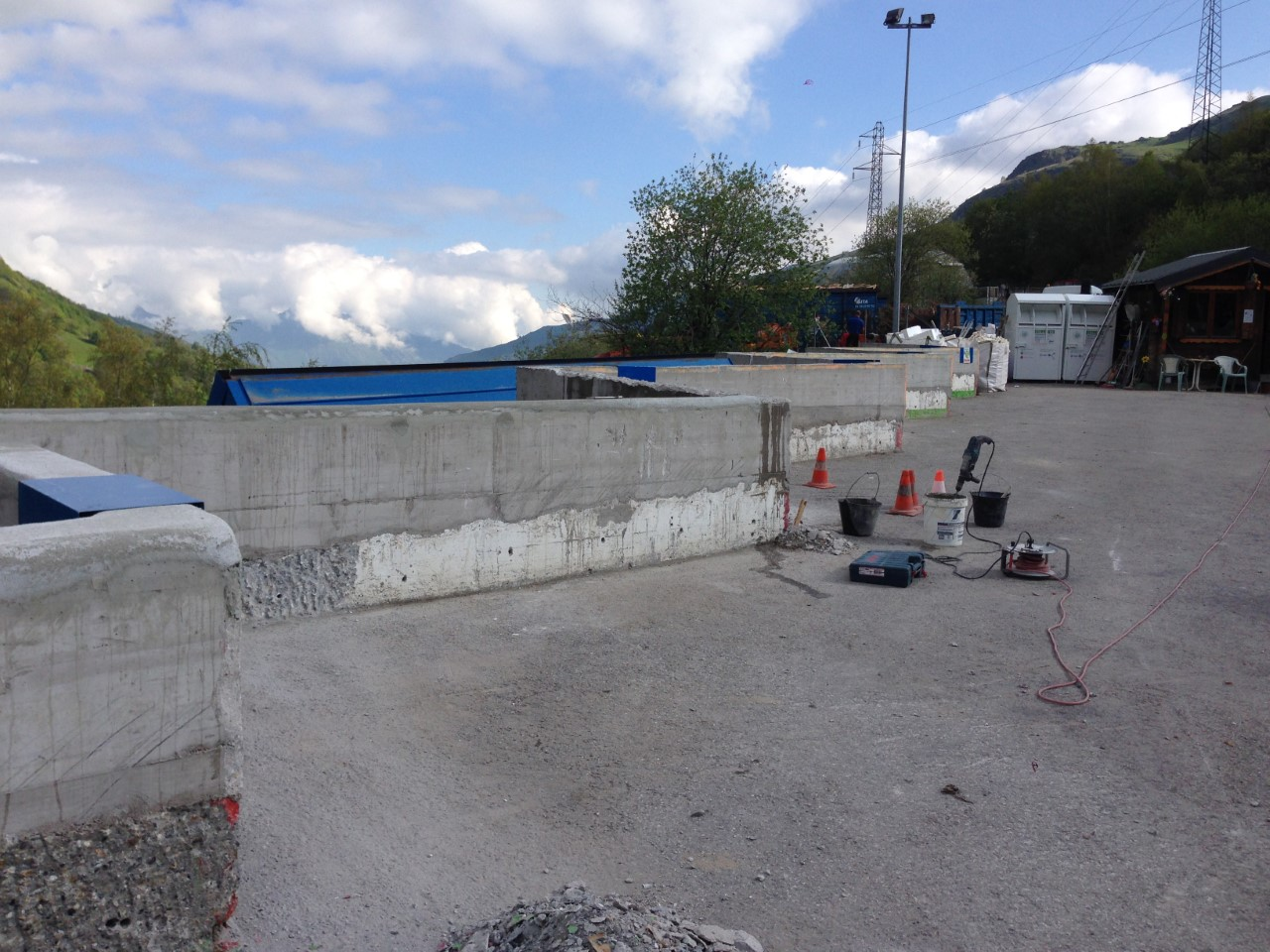 COFFRAGE ET FERRAILLAGE POUR LA REALISATION D'UN MUR EN BETON