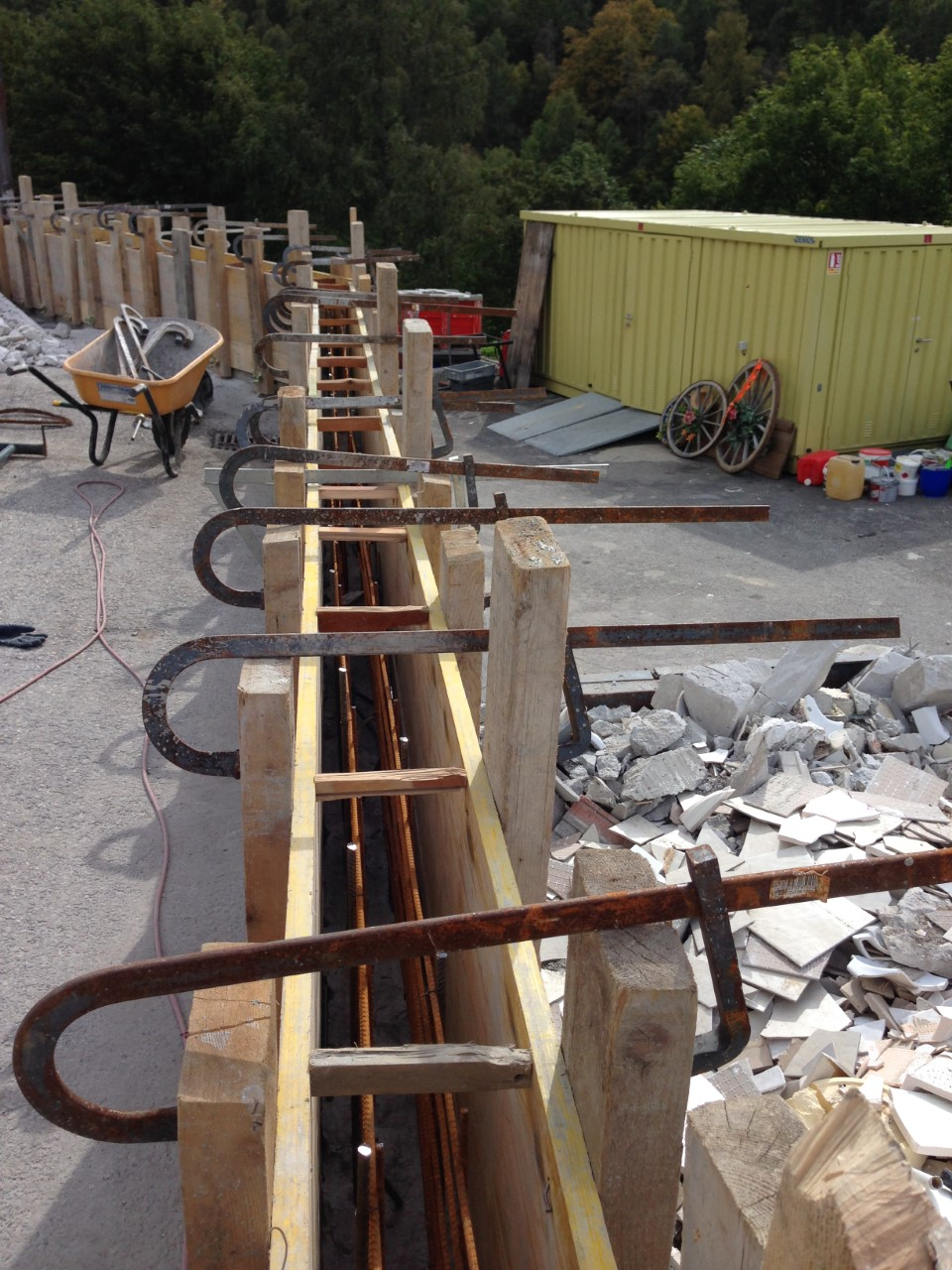 COFFRAGE ET FERRAILLAGE POUR LA REALISATION D'UN MUR EN BETON