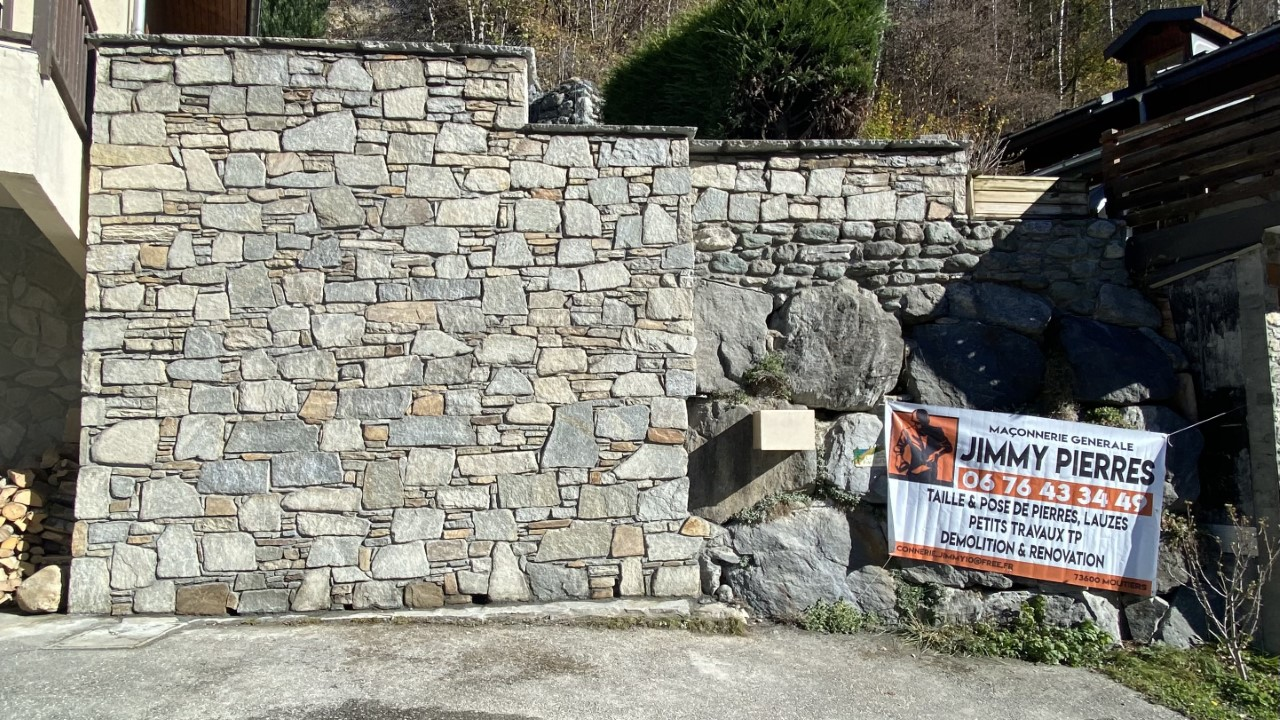 Mur en pierre d'italie et gneiss