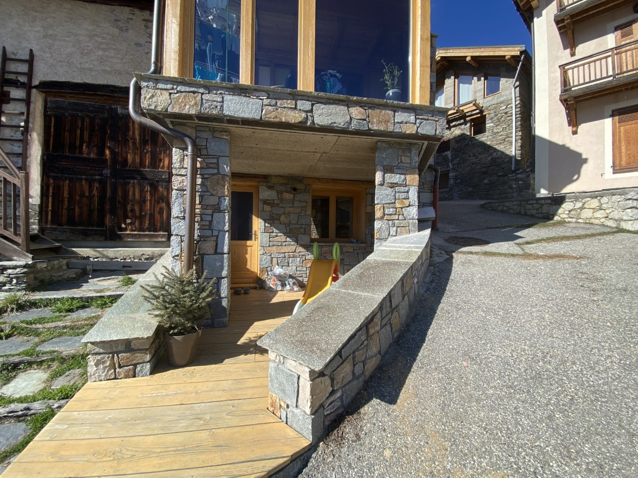 Muret en pierre d'italie devant une maison