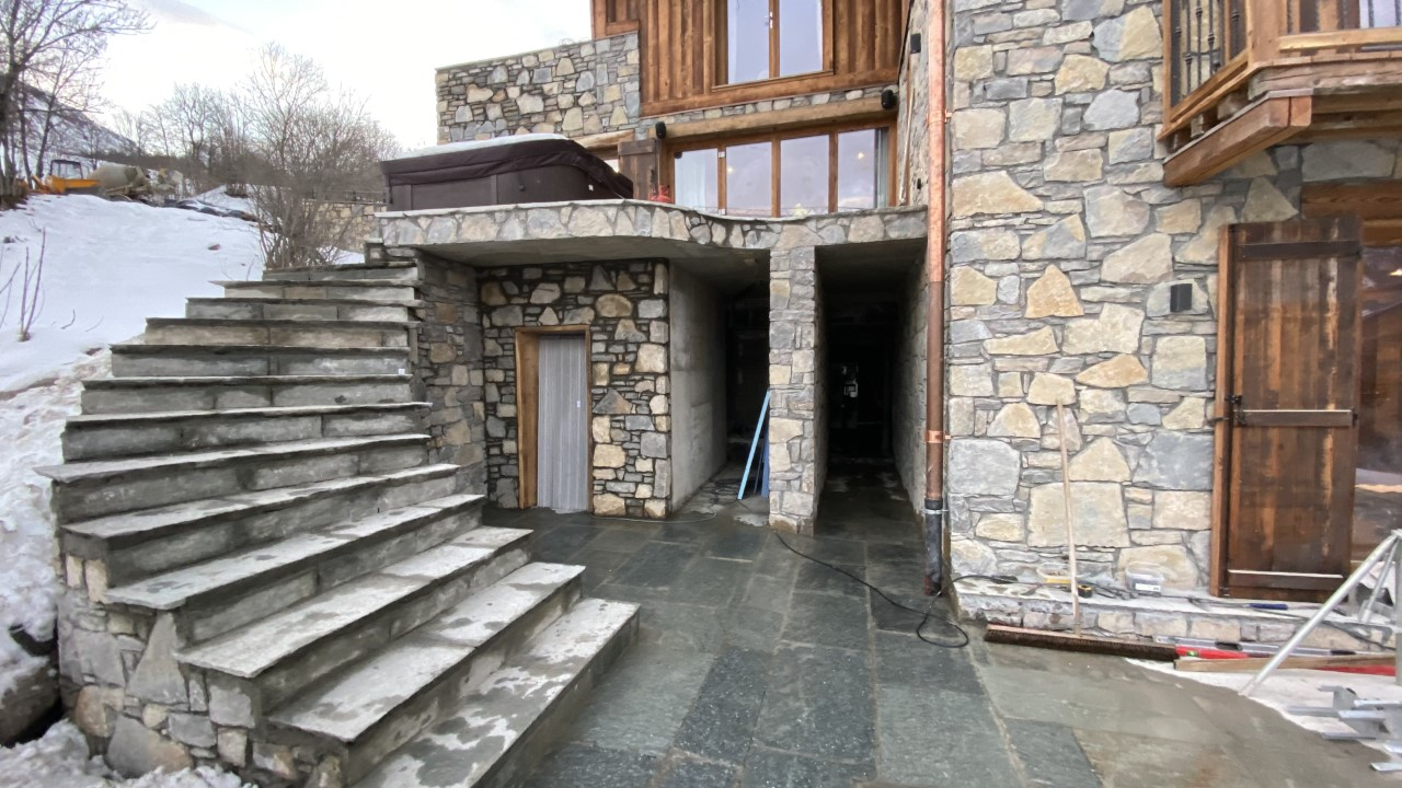 Escalier en pierre extérieur d'une maison en pierre