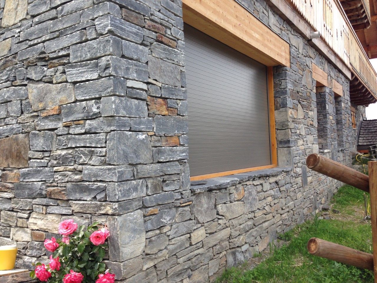 Vue sur un angle de mur en pierre