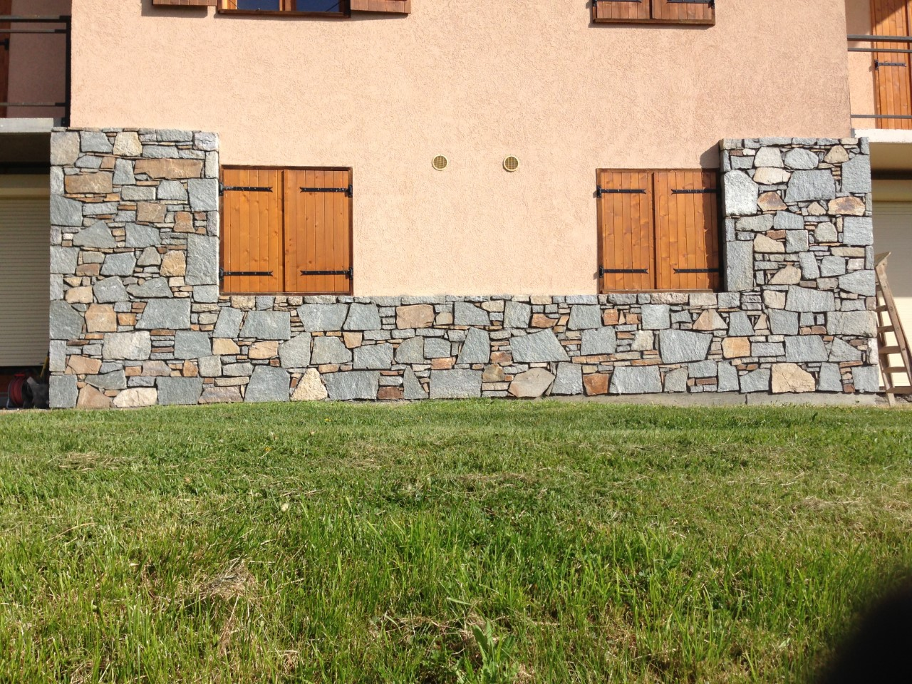 Mur avec une partie en pierre