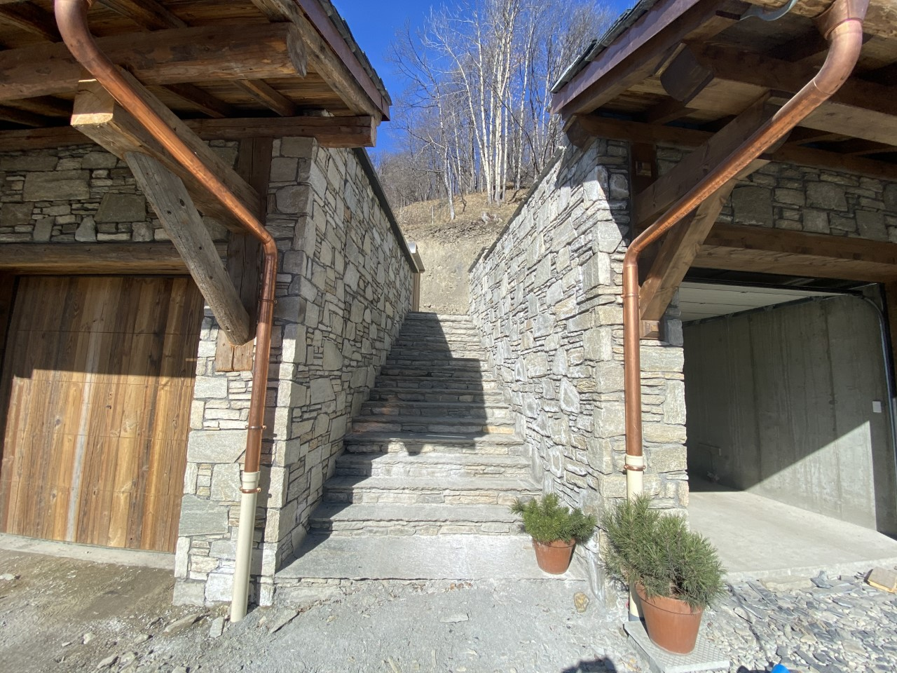 Escalier en pierre entre deux bâtiments en pierre