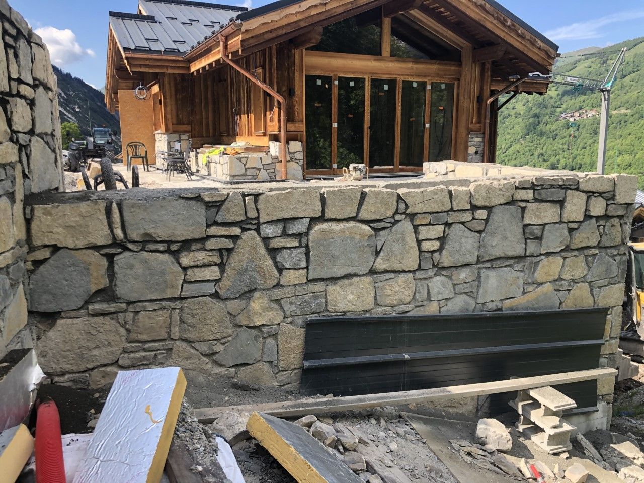 Construction d'un mur en pierre du midi