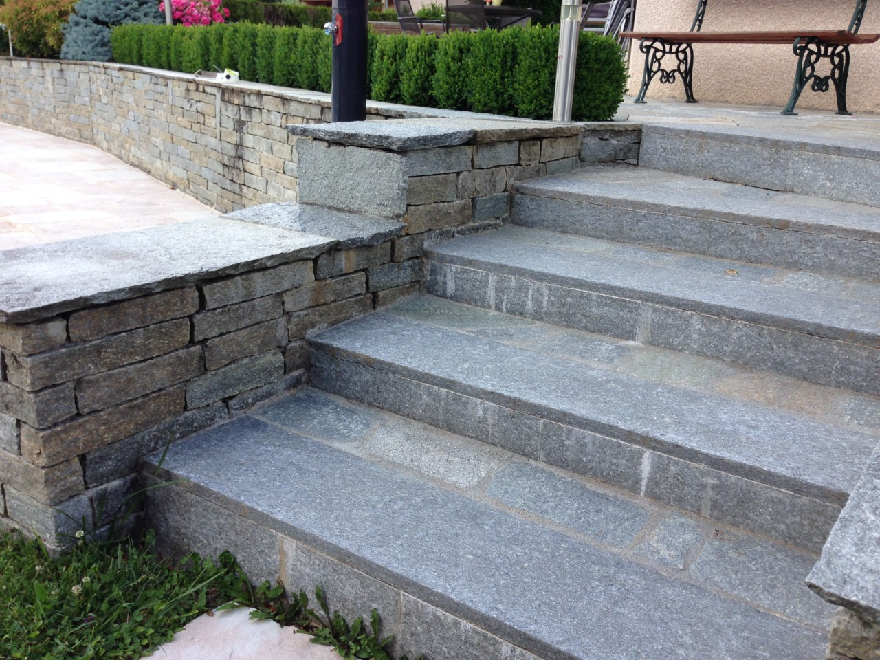 Escalier en pierre avec mur en pierre barrette