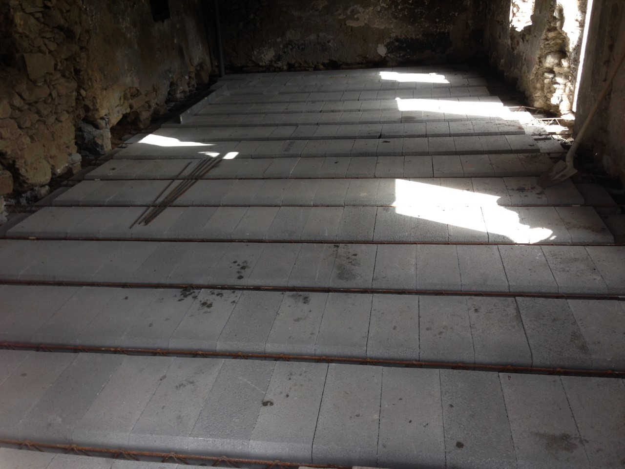 REALISATION D'UNE DALLE EN POUTRELLE HOURDIE