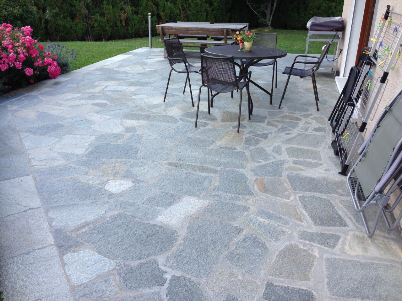 Terrasse extérieure en pierre luzerne