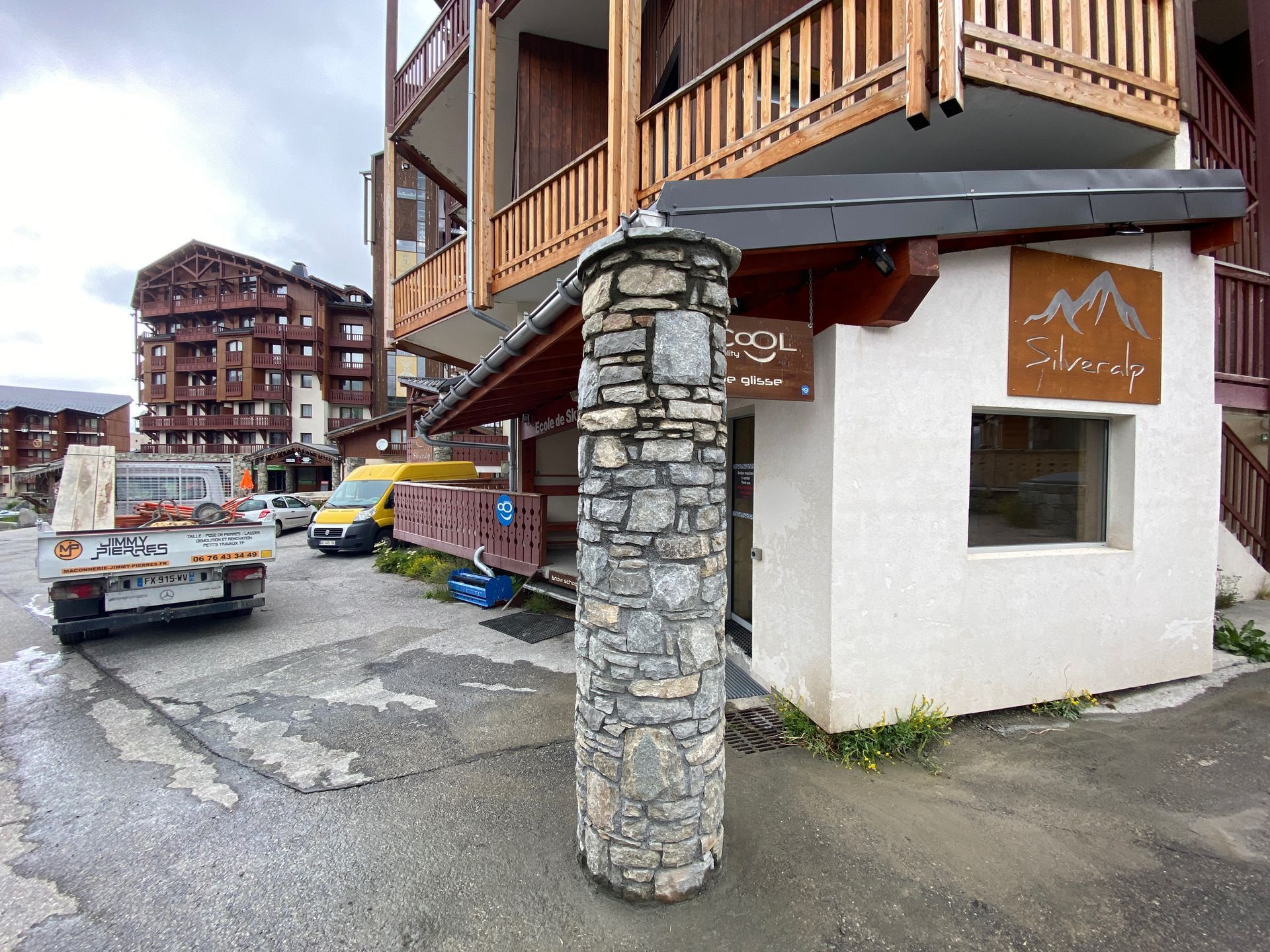 Pilier en pierre devant une maison