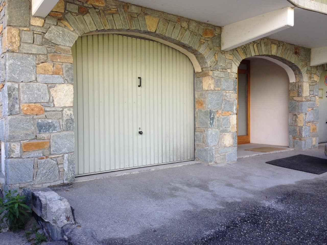 Devanture d'un garage avec une façade en pierre