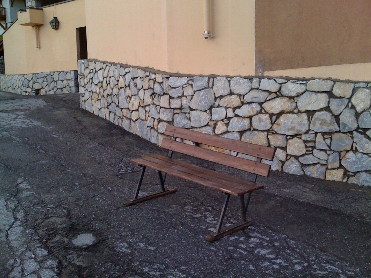 Banc devant un muret en pierre