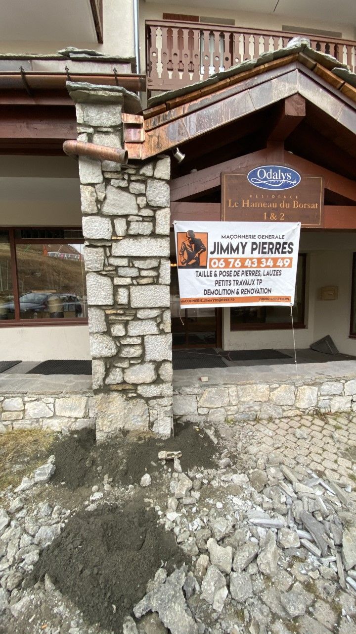 Pilier en pierre devant une habitation