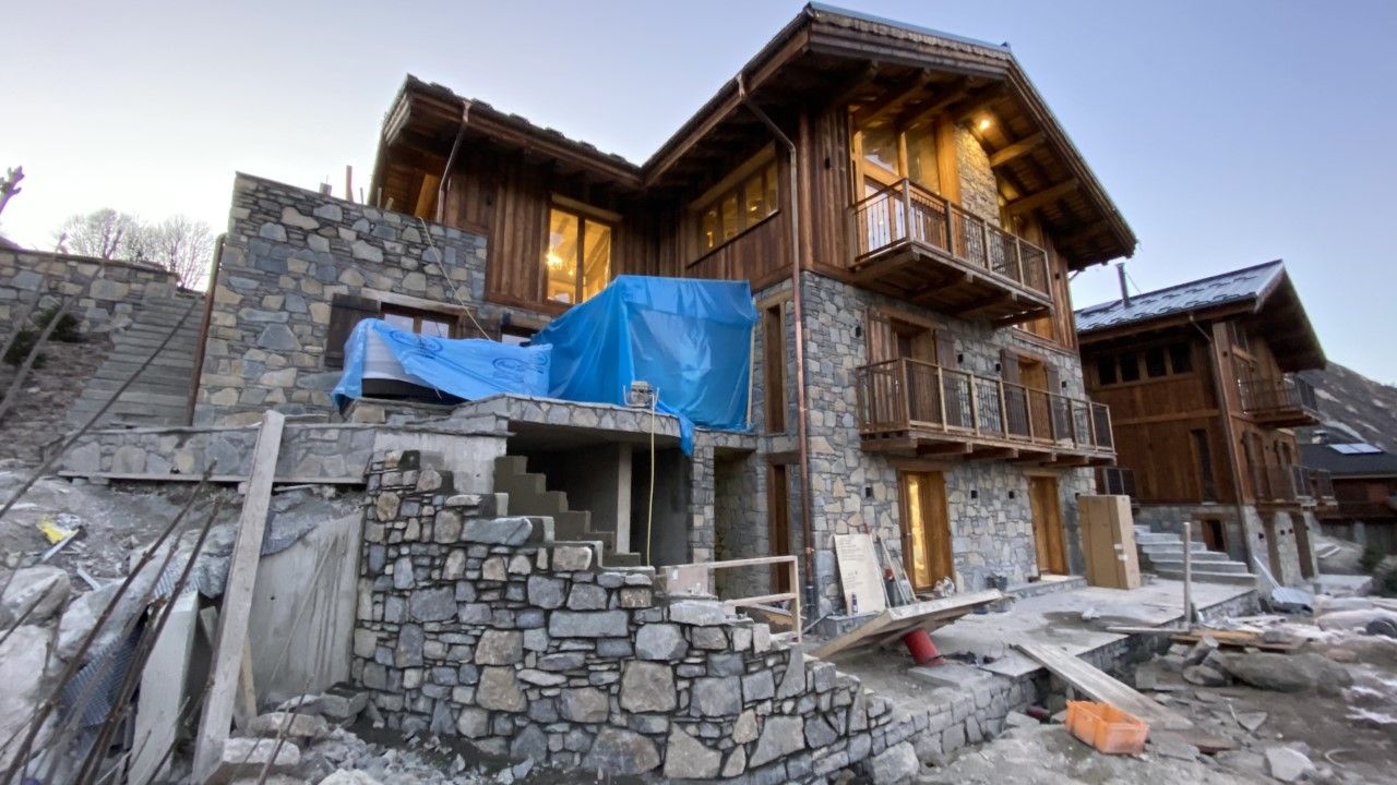 Construction d'un chalet de montagne en pierre et bois